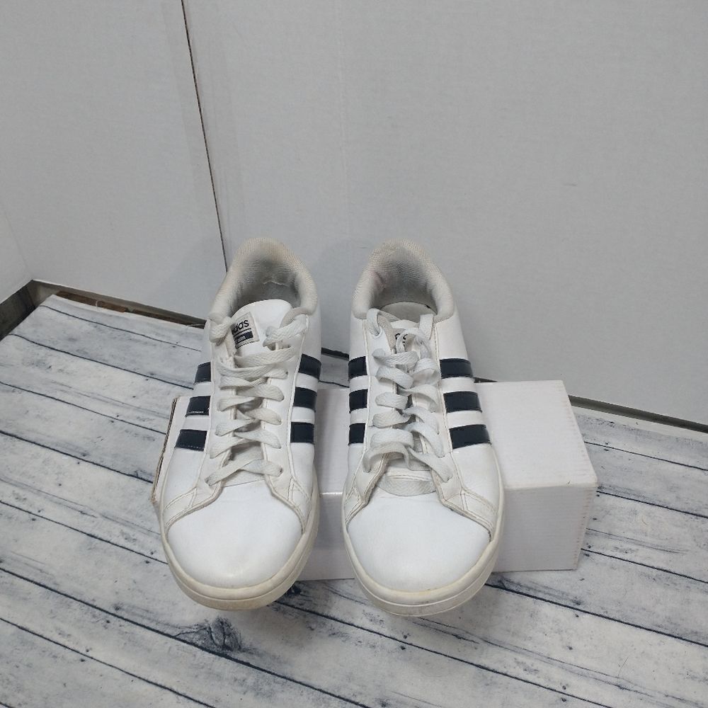 Adidas White Black 3 Stripe Tennis Shoes Sneakers Womens Size 7.